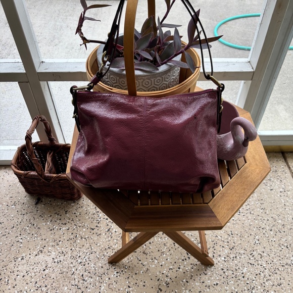 Purple patent leather coach shoulder bag with adjustable strap - Picture 5 of 13